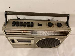 lot 250 image: Vintage Battery Operated Sears TV  AM  FM Radio