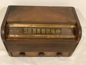 lot 254 image: Vintage RCA Victor Radio