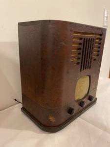 lot 256 image: Vintage Kadette Radio