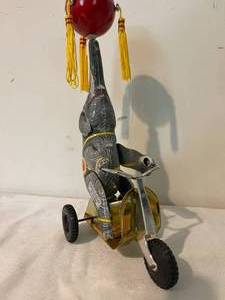 lot 264 image: Vintage Tin Childs Wind Up Toy