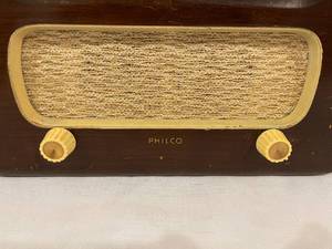 lot 386 image: Vintage Philco Radio
