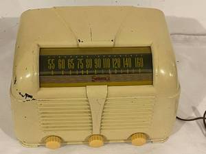 lot 387 image: Vintage Sonora Radio