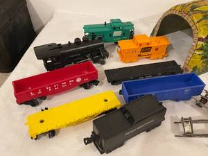lot 397 image: Vintage Lionel Train Cars and Tracks