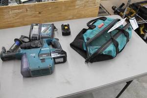 lot 401 image: Makita XRH01 18V Cordless with DX01 Hepa Filter Dust Collection  with Soft Side Carry Bag, Batteries (x2), Charger