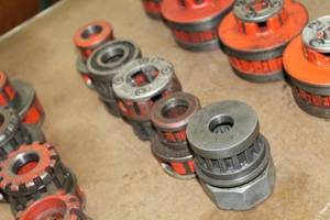 lot 502 image: Lot of (5) Pipe Thread Heads  - 78, 12, 12, 34, 34