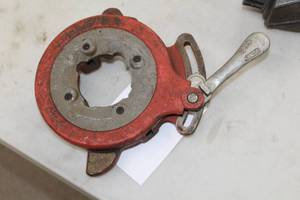 lot 492 image: Universal Pipe Threader