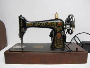 lot 143 image: Excellent Antique SINGER Sewing Machine wCase