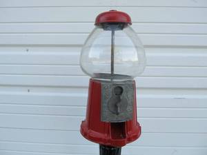 lot 191 image: Vintage GumballCandy Machine wCast Iron Base