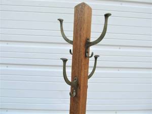 lot 24 image: Vintage Oak Hat Rack