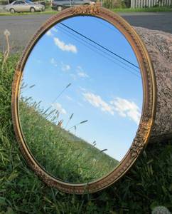 lot 100 image: Nice Vintage Gilt Wood Ornately Framed Round Wall Mirror