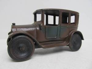lot 103 image: Orig Old Vintage ARCADE Cast Iron Toy Car