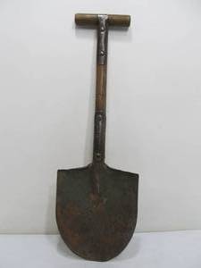 lot 31 image: Orig WW1 US Army T Handle Foxhole Shovel