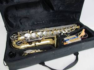 lot 204 image: Like-New Alto Saxophone wCase & Accessories