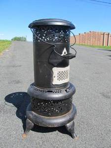 lot 70 image: Nice Vintage PERFECTION Smokeless Oil Heater 