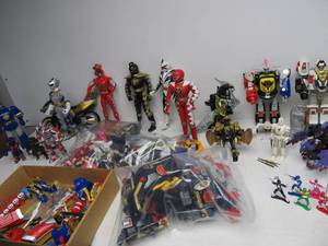 lot 106 image: LARGE Collection of 1990s POWER RANGERS Action Figures & Accessories