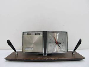 lot 266 image: Vintage Mid Century ClockRadio Desk Set