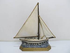 lot 286 image: Heavy Cast Iron Sailboat Door Stop