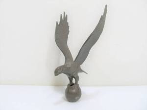 lot 281 image: Vintage Brass Flying Eagle Flag Pole Finial Topper