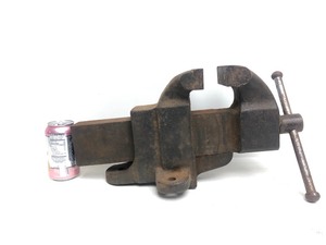 lot 7 image: Large Heavy Duty Antique Morgan 45 Bench Vise