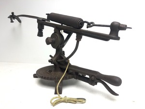 lot 310 image: Old Vintage Cast Iron REMINGTON Expert Trap Clay Pigeon Thrower
