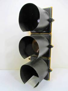 lot 330 image: Nice Vintage SINGER Metal Traffic Stop Light