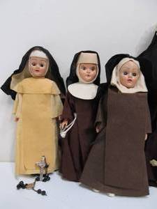 lot 350 image: Lot of 4 Vintage Catholic Nun Dolls