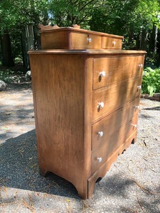 lot 60 image: Nice Vintage Dovetailed 6-Drawer Dresser