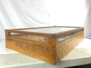 lot 105 image: Antique Dovetailed Wood W.R. CASE & Sons Cutlery Co. Store Display Knife Case 