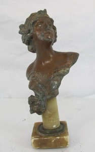 lot 130 image: Small Antique Victorian Bust Sculpture