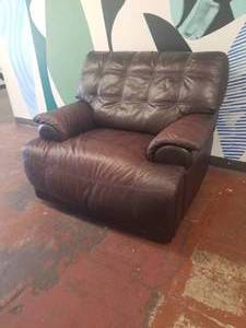 lot 9 image: Luxury Oversized Italian Leather Recliner