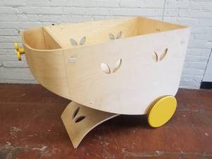 lot 39 image: Luxury European Style Bassinet