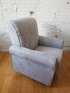 lot 121 image: Comfortable Swivel Armchair