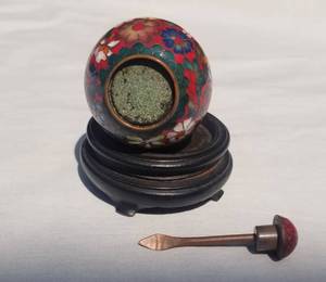 lot 22 image: Chinese Red Cloisonne Teardrop Snuff Bottle