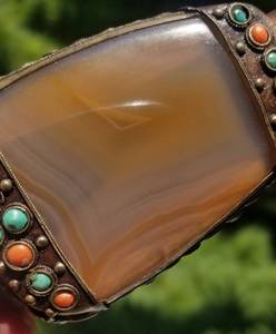 lot 21 image: Jeweled Quartz Snuff Bottle