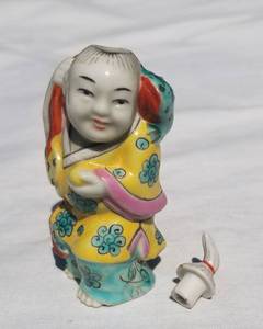lot 23 image: Figural Chinese Man Vintage Snuff Bottle