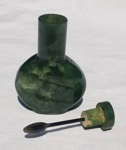 lot 19 image: Green Jade Snuff Bottle