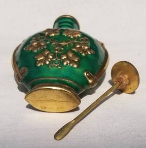 lot 26 image: Green Enamel Snuff Bottle with Gold Bouquet Accent