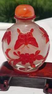 lot 28 image: Butterfly Carved Cameo Glass Snuff Botle