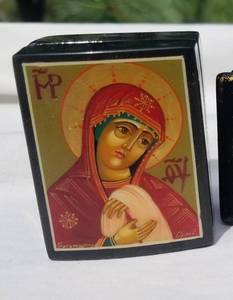 lot 49 image: Collection of 3 Petite Russian Lacquer Boxes Featuring Icon Images