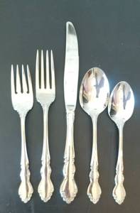 lot 75 image: Oneida Stainless Steel Flatware Service for 12