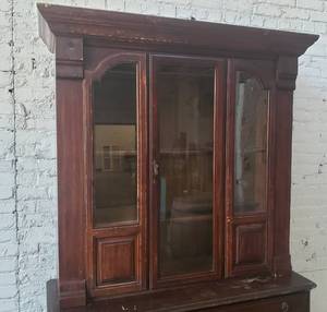 lot 15 image: Elegant Pennsylvania Hutch