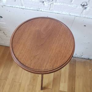 lot 118 image: Victorian Walnut Lamp Table