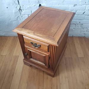 lot 84 image: Broyhill Oak Side Table