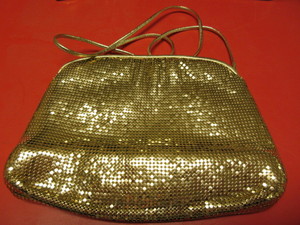 lot 803 image: WHITING & DAVIS GOLD MESH SHOULDER BAG WITH REMOVABLE STRAP