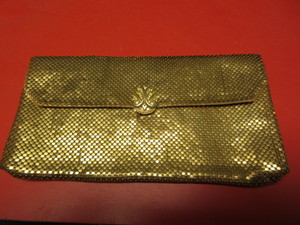 lot 804 image: WHITING & DAVIS GOLD MESH CLUTCH STYLE EVENING BAG
