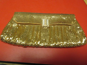 lot 806 image: WHITING & DAVIS, GOLD MESH, CLUTCH STYLE EVENING BAG WITH RHINESTONE EMBELLISHED CLASP