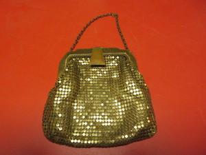 lot 809 image: WHITING & DAVIS, ART DECO STYLE, GOLD MESH BAG WITH WRIST STRAP