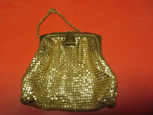 lot 810 image: WHITING & DAVIS, ART DECO STYLE, GOLD MESH BAG WITH WRIST STRAP