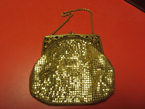 lot 812 image: WHITING & DAVIS GOLD MESH BAG WITH ORNATE METAL FRAME AND WRIST STRAP