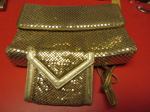 lot 816 image: WHITING & DAVIS GOLD MESH SHOLDER BAG AND CREDIT CARD WALLET